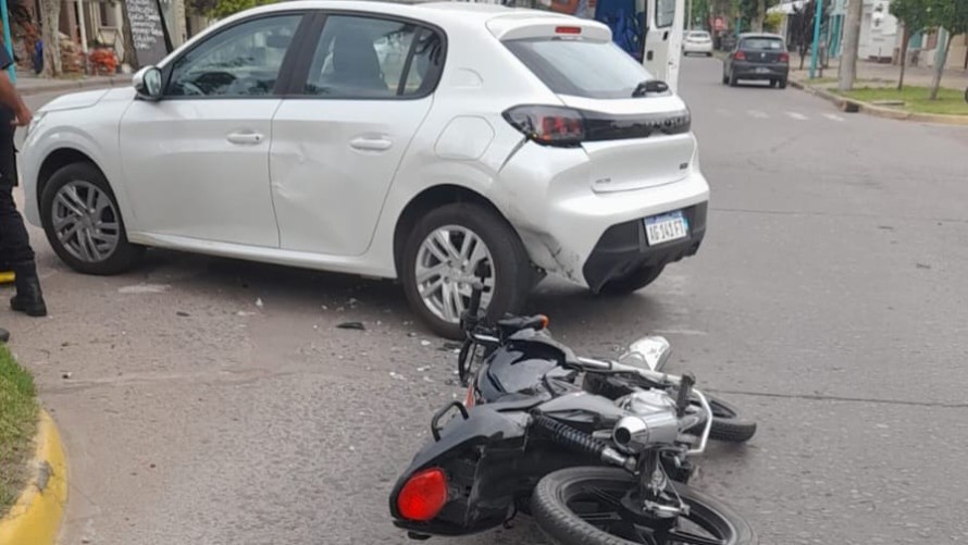 Motociclista herido fue trasladado al hospital tras ser embestido por un auto