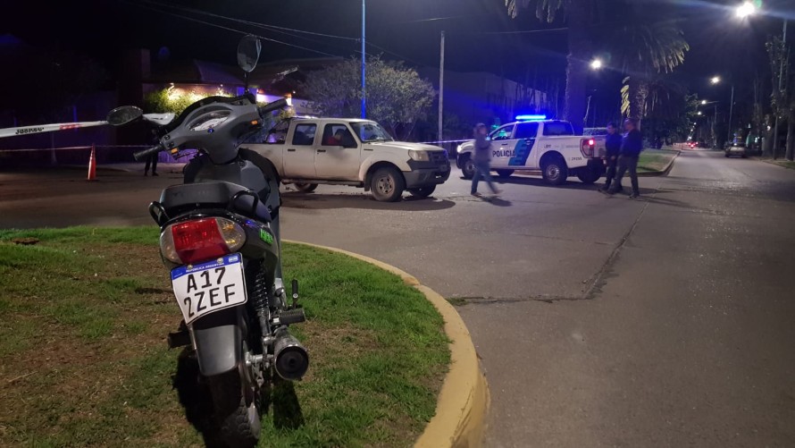 Dos motos chocaron a una camioneta en la avenida San Martin