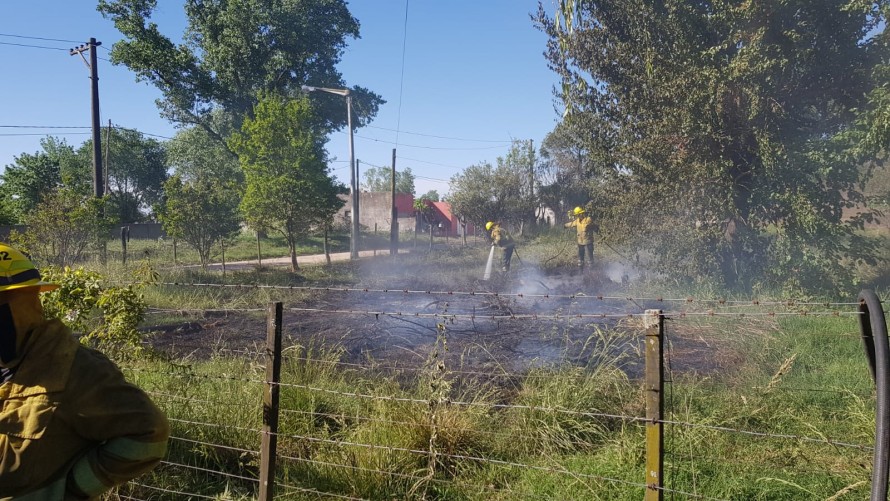 Bomberos Voluntarios sofocaron un incendio de pastos en Barrio Pompeya
