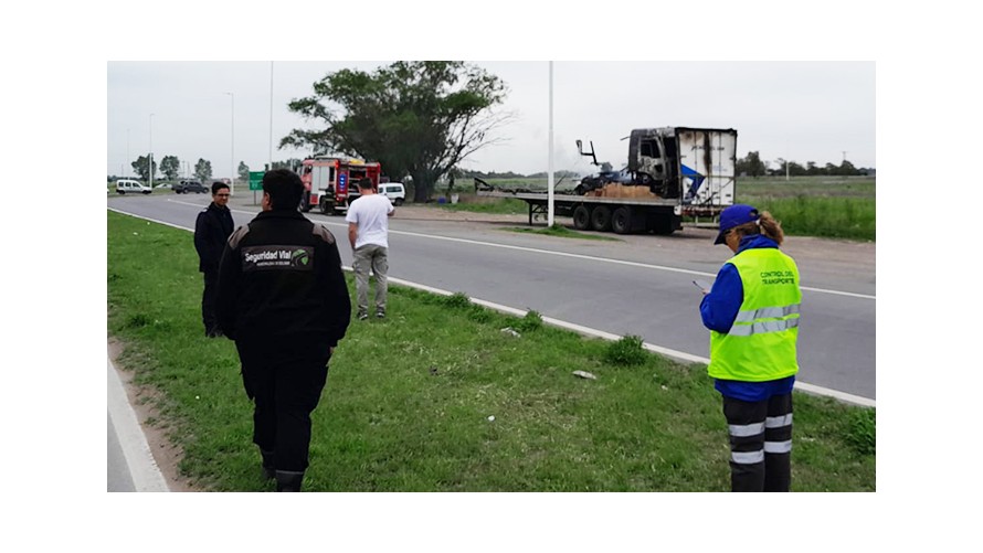 Bomberos Voluntarios sofocaron principio de incendio en un camión