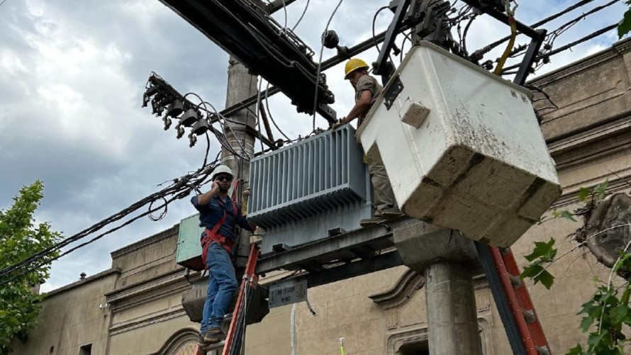 Cambiaron el transformador de Av. Lavalle y Roca