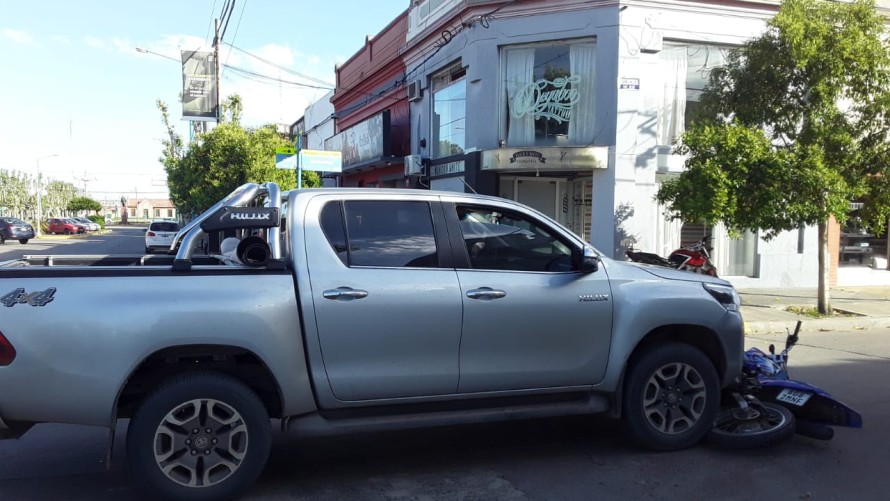 Una camioneta y una moto colisionaron en la Avenida San Martín