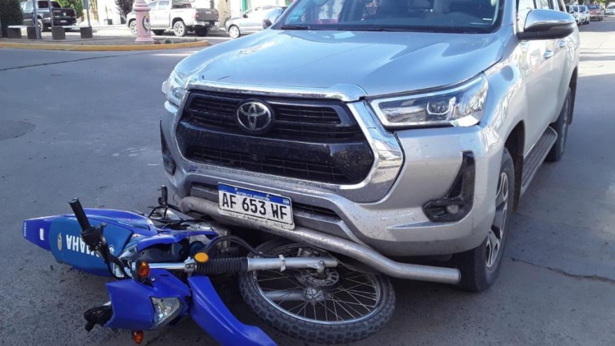 Una camioneta y una moto colisionaron en la Avenida San Martín