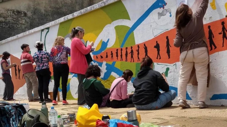 Vecinos de la ciudad pintaron un nuevo mural por el Ambiente