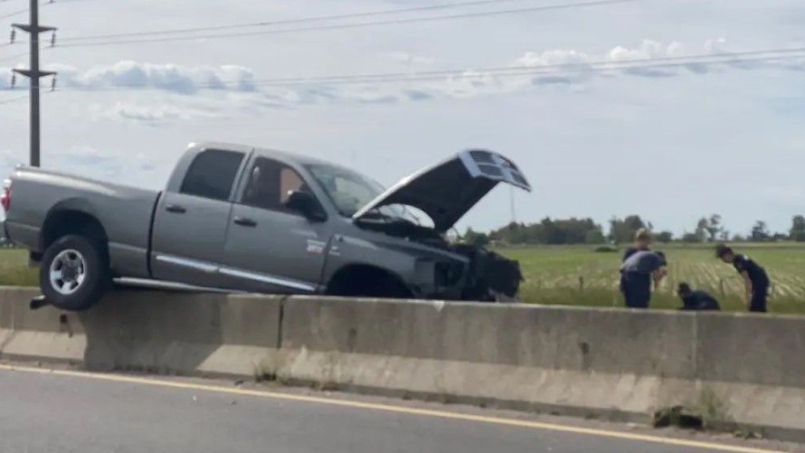 Robó una camioneta, huyó y chocó en la autovía de la Ruta 226 tras una espectacular persecución