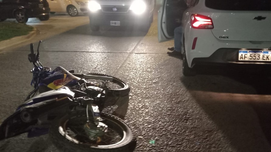 Una moto chocó cuando abrieron la puerta de un auto