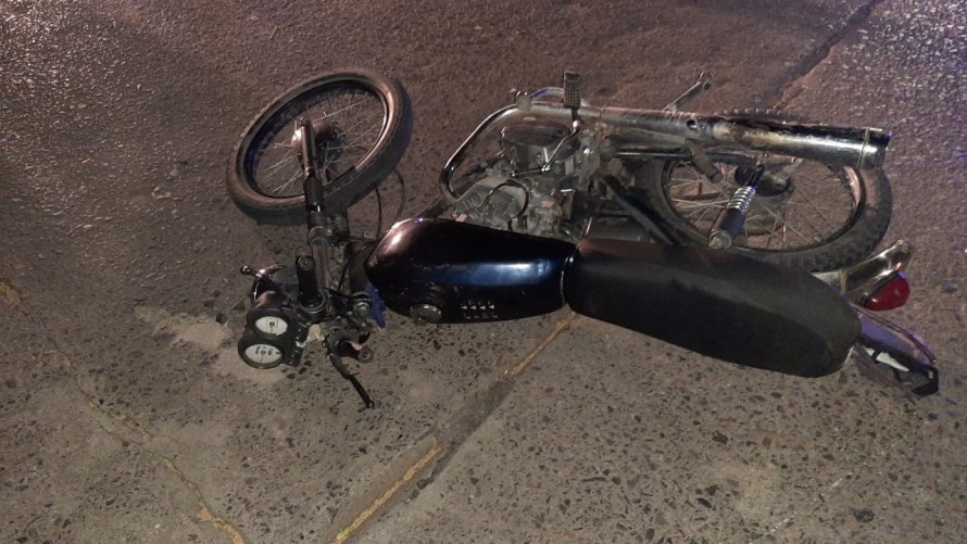 Un motociclista embistió de lleno a una camioneta y fue hospitalizado con lesiones