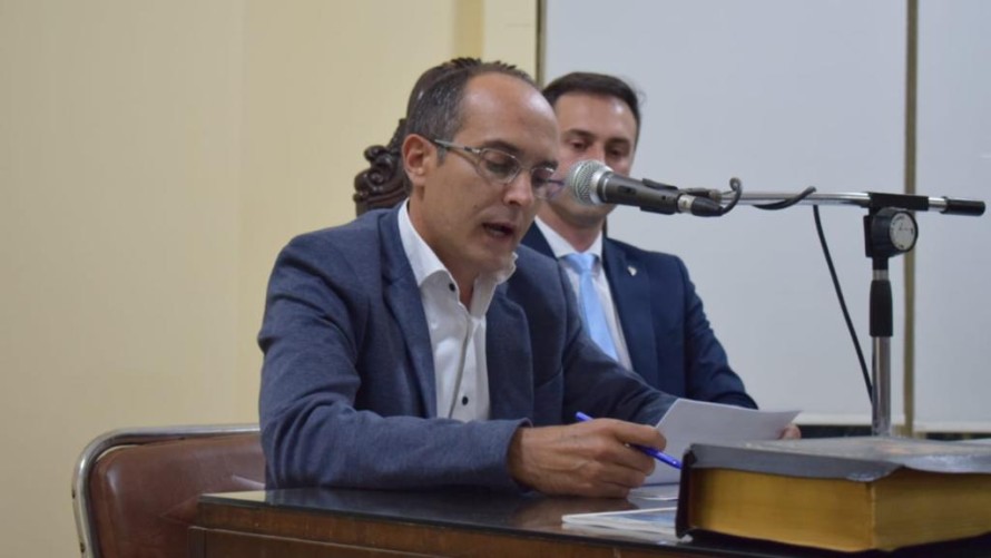 Marcos Pisano asumió como intendente con un discurso corto en medio de una embarullada sesión preparatoria