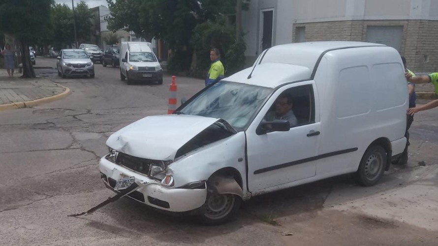 Choque de camionetas sin heridos en Arenales y Urquiza