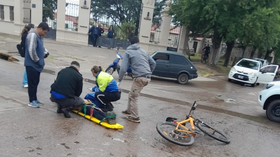 Joven ciclista hospitalizada tras colisionar con un vehículo