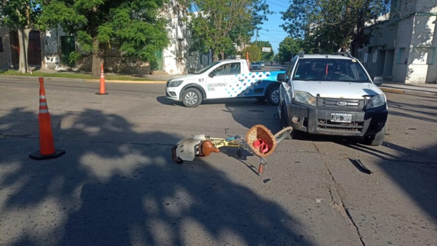 Accidente entre una camioneta y una bicicleta en Av. General Paz y Edison