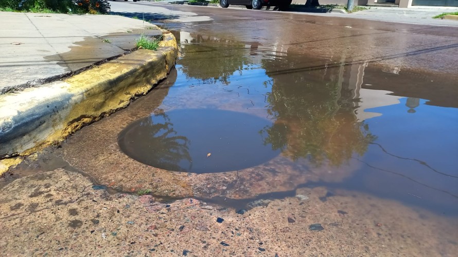 Brota agua en la esquina de Boer y Laprida y temen que el pavimento se hunda