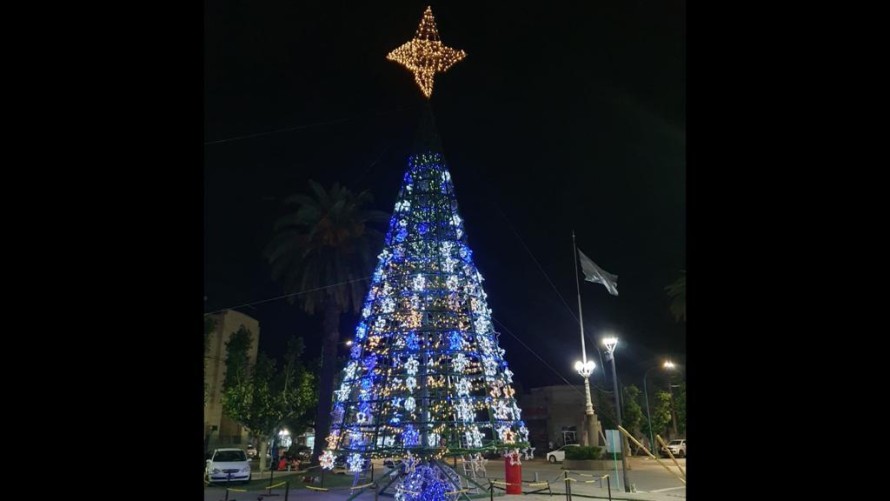 El municipio encendió el árbol gigante en el Centro Cívico