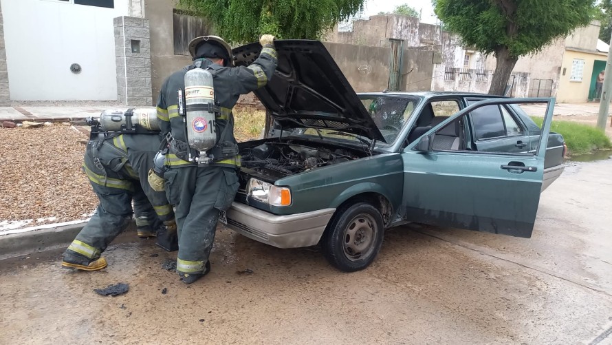 Principio de incendio en un auto mientras circulaba por Av. Pedro Vignau