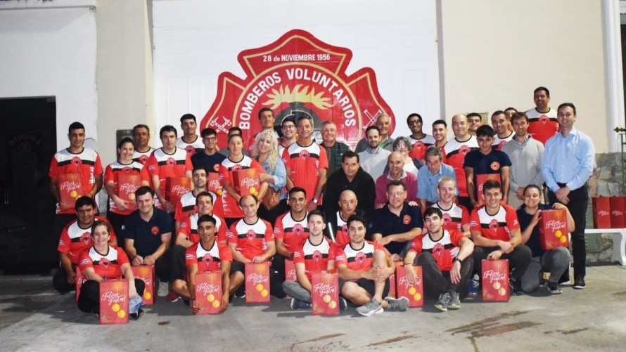 Bomberos voluntarios de Bolívar recibieron cajas navideñas