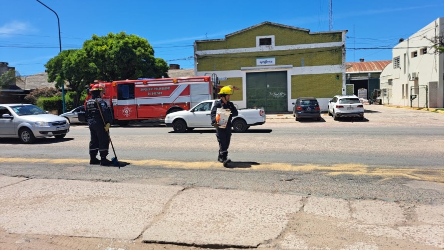 Bomberos trabajaron en un derrame de combustible en la rotonda de acceso