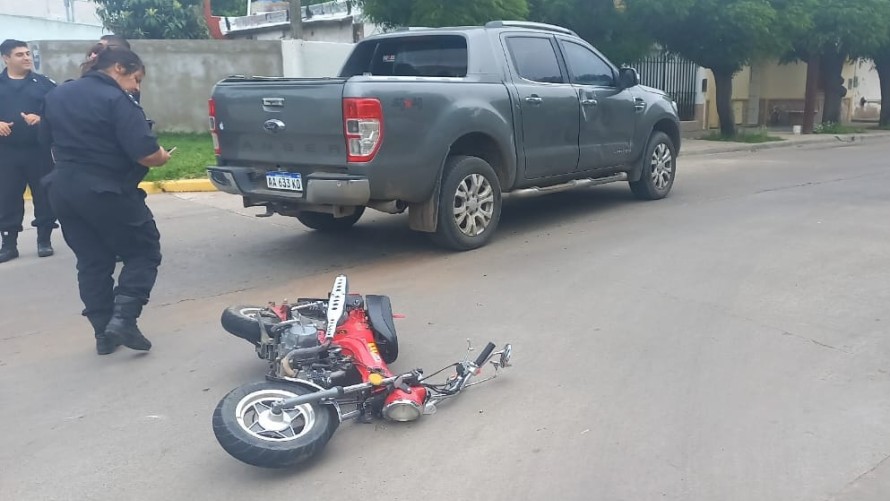 Una moto y una camioneta chocaron en la esquina de Saavedra y Rebución