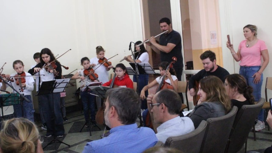 Se entregaron instrumentos musicales para la Orquesta Escuela local