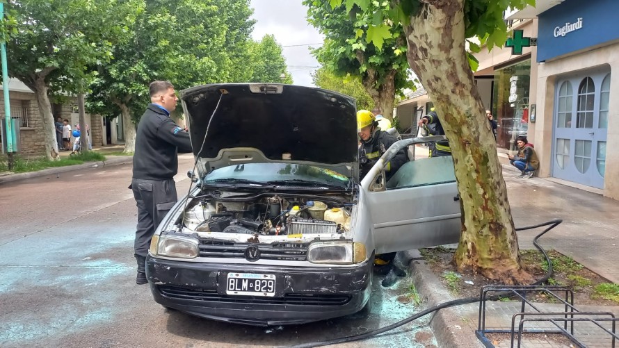 Un auto se incendió tras un desperfecto eléctrico