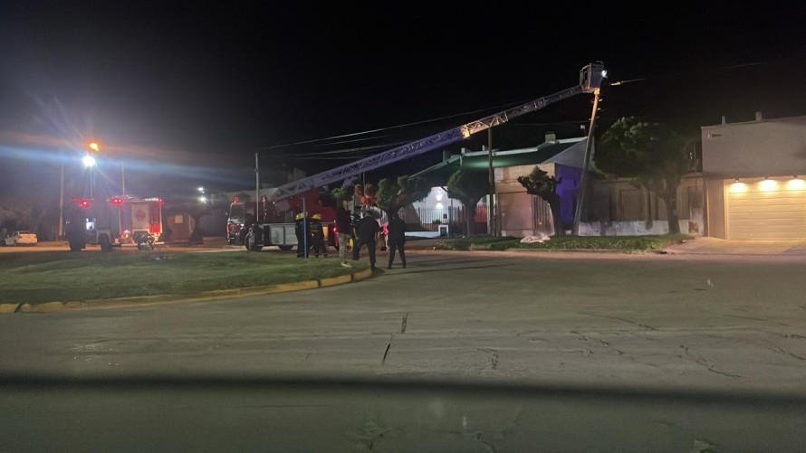 Los bomberos retiraron un poste telefónico con riesgo de caer sobre una vivienda