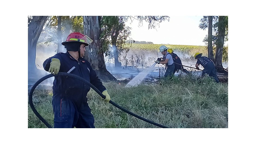 Tres dotaciones de bomberos combaten un incendio de pastizales en zona rural