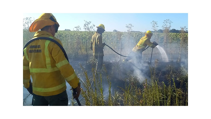 Tres dotaciones de bomberos combaten un incendio de pastizales en zona rural