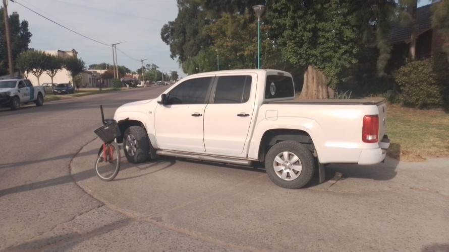 Camioneta chocó con una bicicleta en avenida Calfucurá