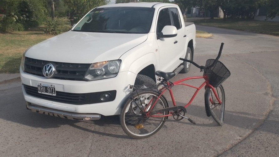 Camioneta chocó con una bicicleta en avenida Calfucurá