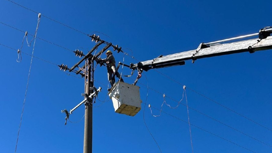 La Cooperativa Eléctrica realizó trabajos de mantenimiento en la línea de Ibarra