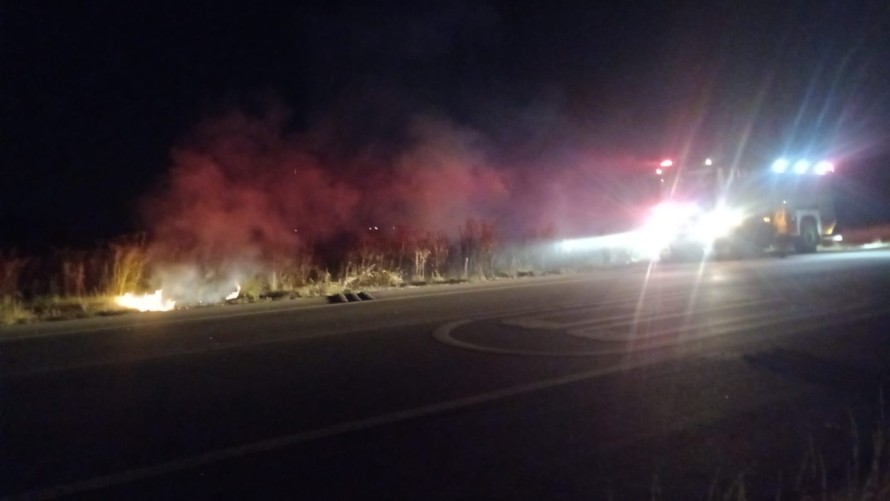 Bomberos sofocaron un nuevo incendio de banquina