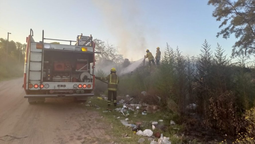 Bomberos rompieron una cubierta en un incendio en el basurero municipal y reponerla cuesta $1.400.000