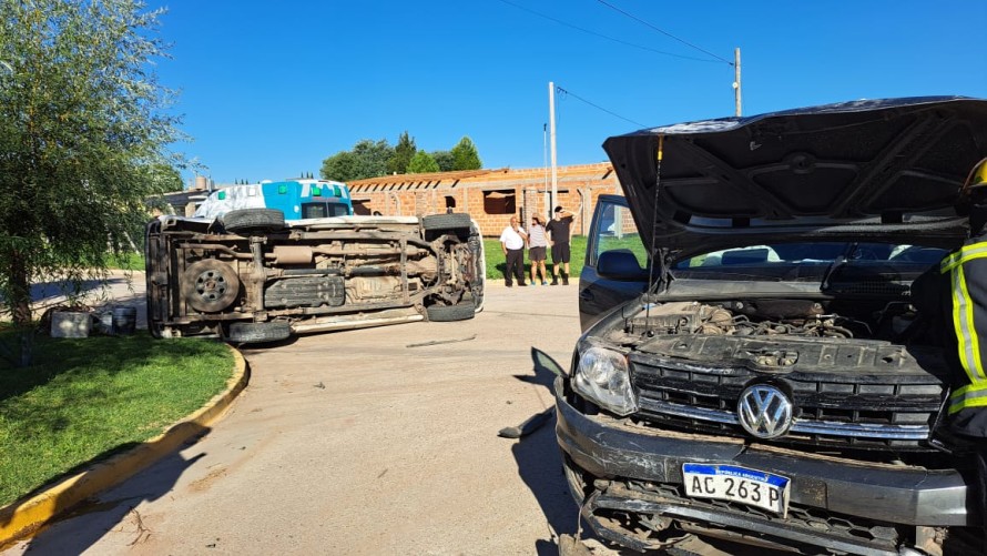 Chocaron dos camionetas y una volcó en el Barrio Calfucurá