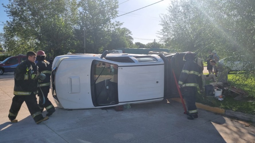 Chocaron dos camionetas y una volcó en el Barrio Calfucurá