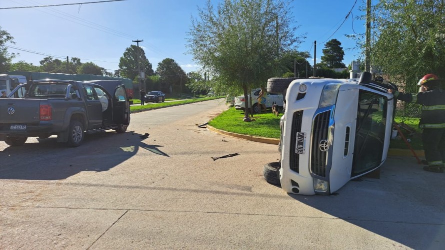 Chocaron dos camionetas y una volcó en el Barrio Calfucurá