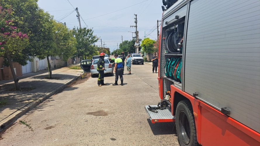 Bomberos atendieron la pérdida de gas en un auto