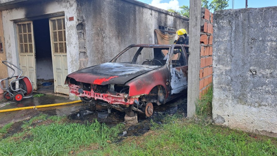 Se incendió un auto y las llamas quemaron también dependencias de una vivienda