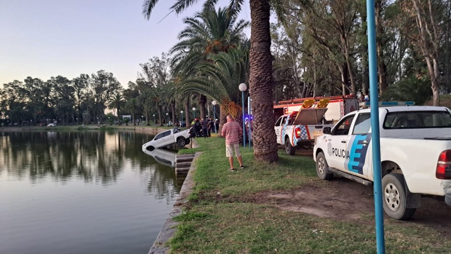Una camioneta estaba estacionada y cayó a la laguna del parque