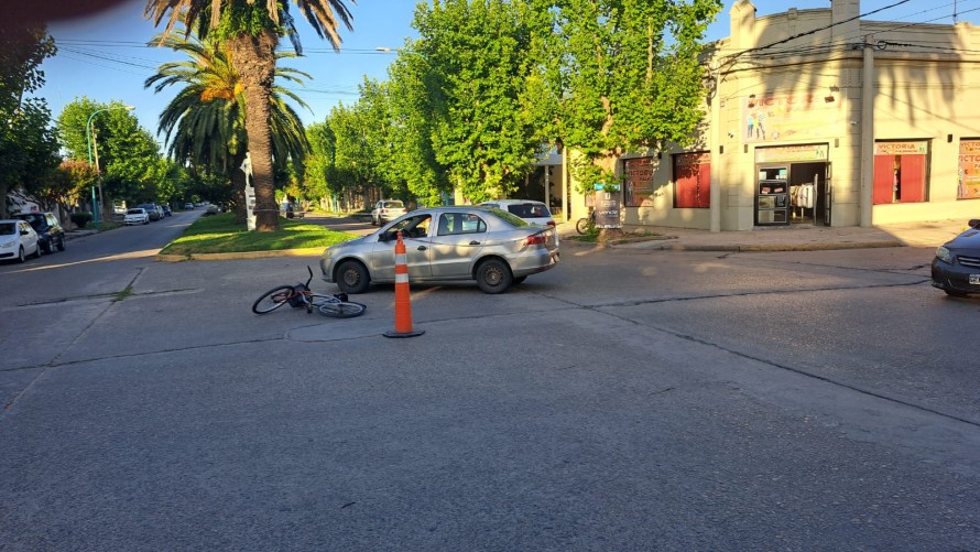 Un remis chocó a una mujer en bicicleta en pleno centro