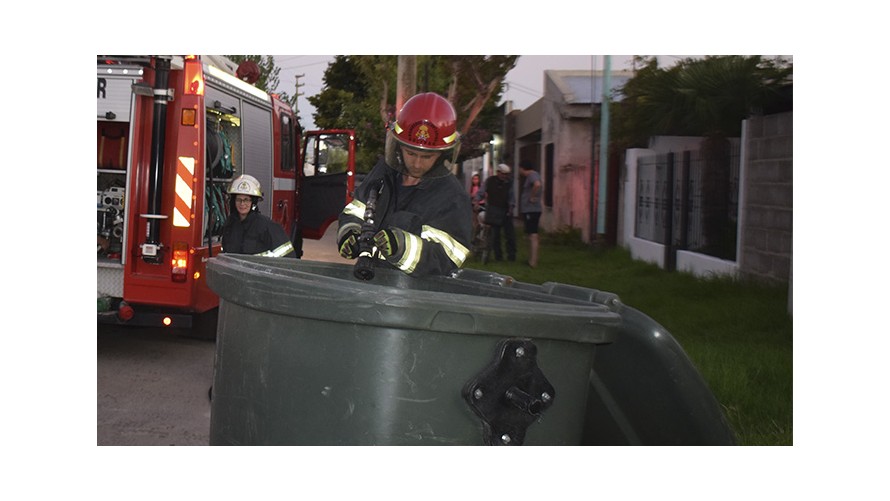 Bomberos sofocaron principio de incendio en un contenedor de basura