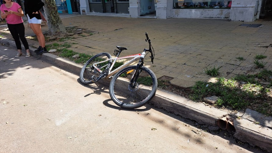 Una bicicleta chocó a un auto en la San Martín y una joven mujer fue llevada al hospital