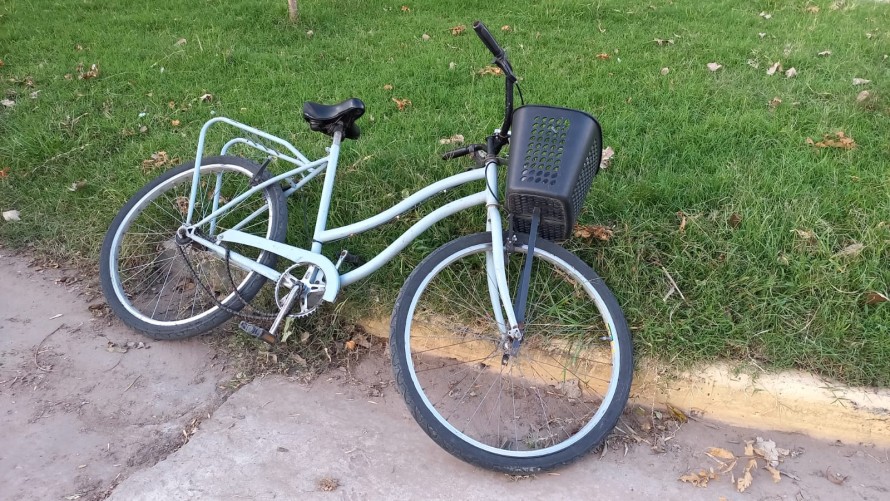 Camioneta impactó con una bicicleta en Rivadavia y Ameghino