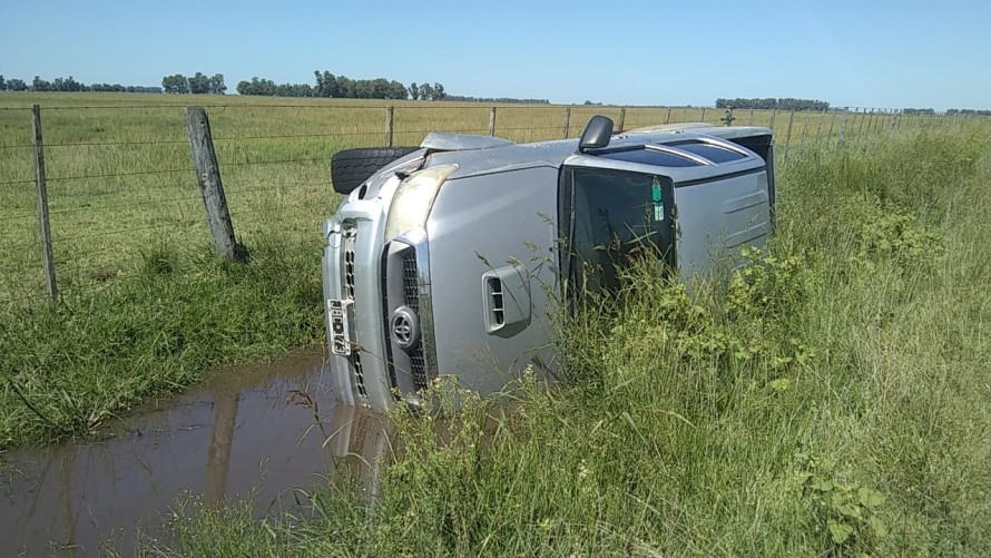 Volcó una camioneta que circulaba en un camino de tierra