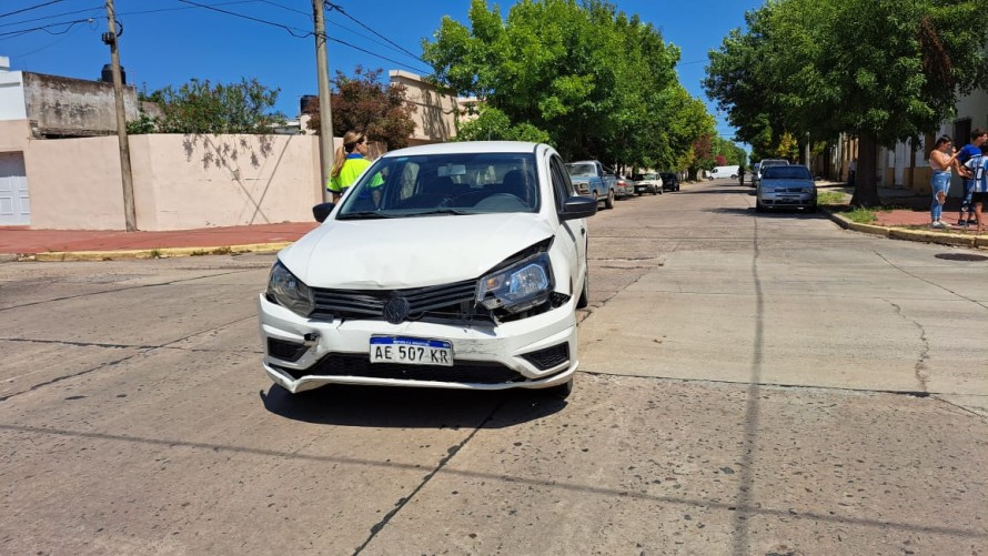 Violento choque de autos en Dorrego y Avellaneda