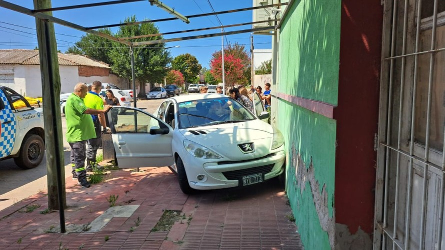 Violento choque de autos en Dorrego y Avellaneda
