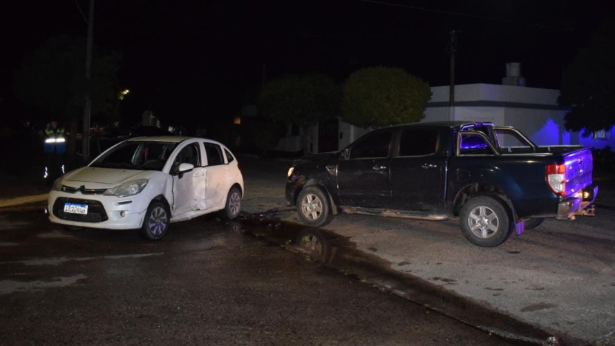 Se produjo un violento choque de automotores en Alvarado y Uriburu