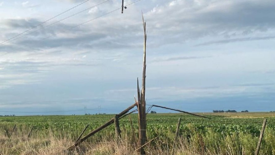 La tormenta causó numerosos daños en postes que sostienen el tendido eléctrico de la zona rural