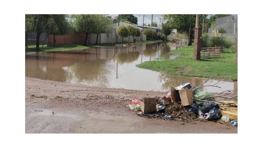 Vecinos reclaman por falta de desagües y recolección de basura