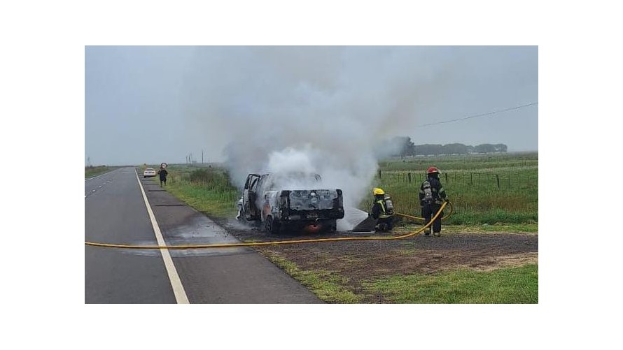 Una camioneta sufrió destrucción total al incendiarse en plena ruta