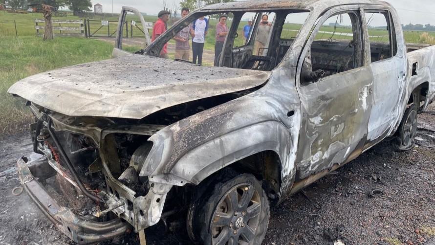 Una camioneta sufrió destrucción total al incendiarse en plena ruta