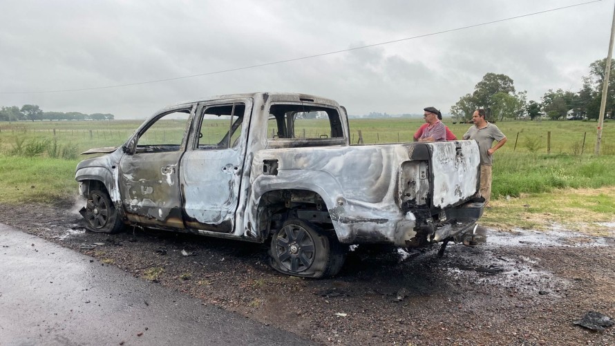 Una camioneta sufrió destrucción total al incendiarse en plena ruta